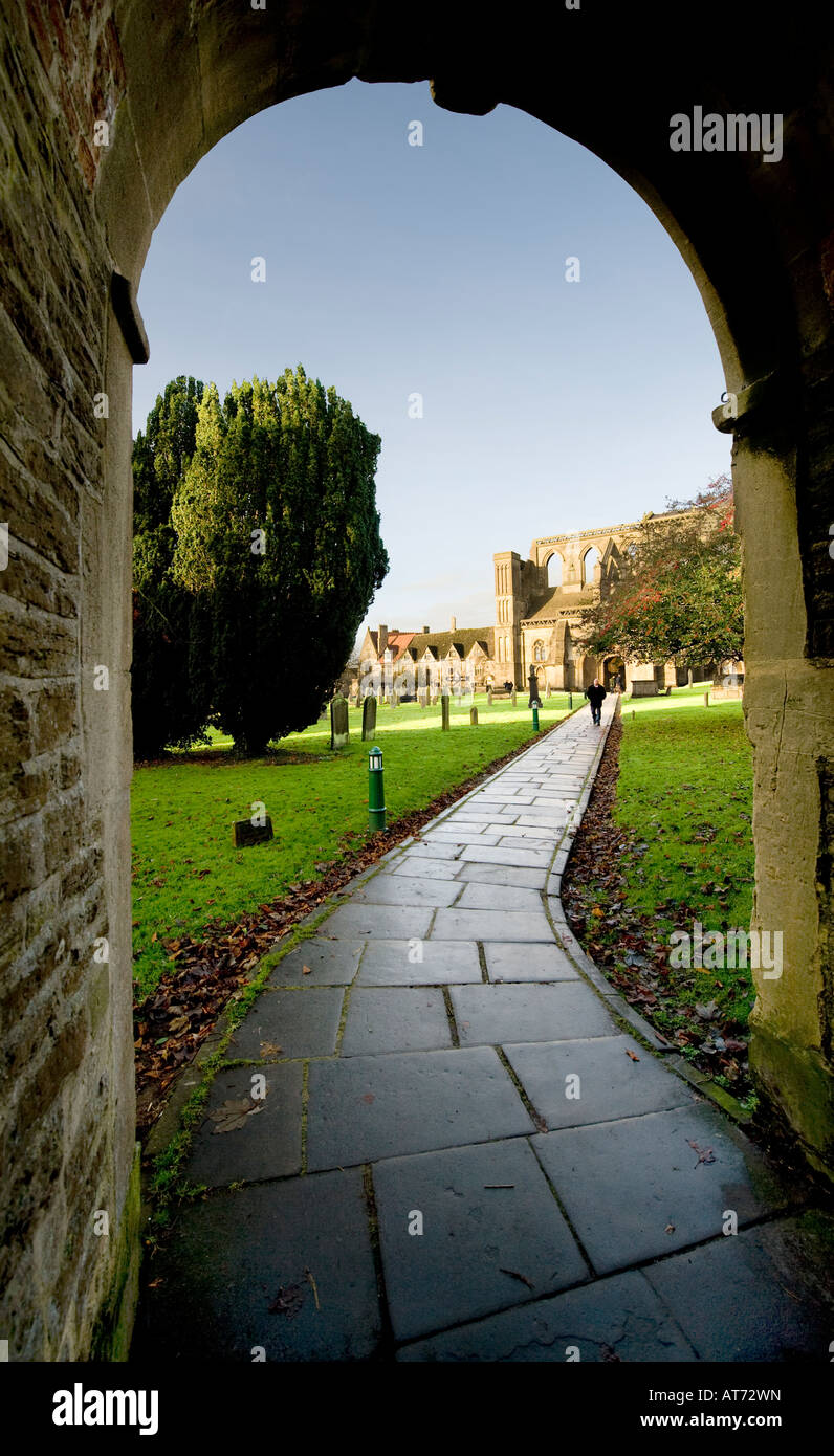 Malmesbury Abbey & den Weg aus dem Bogen des Haupteingangs Stockfoto