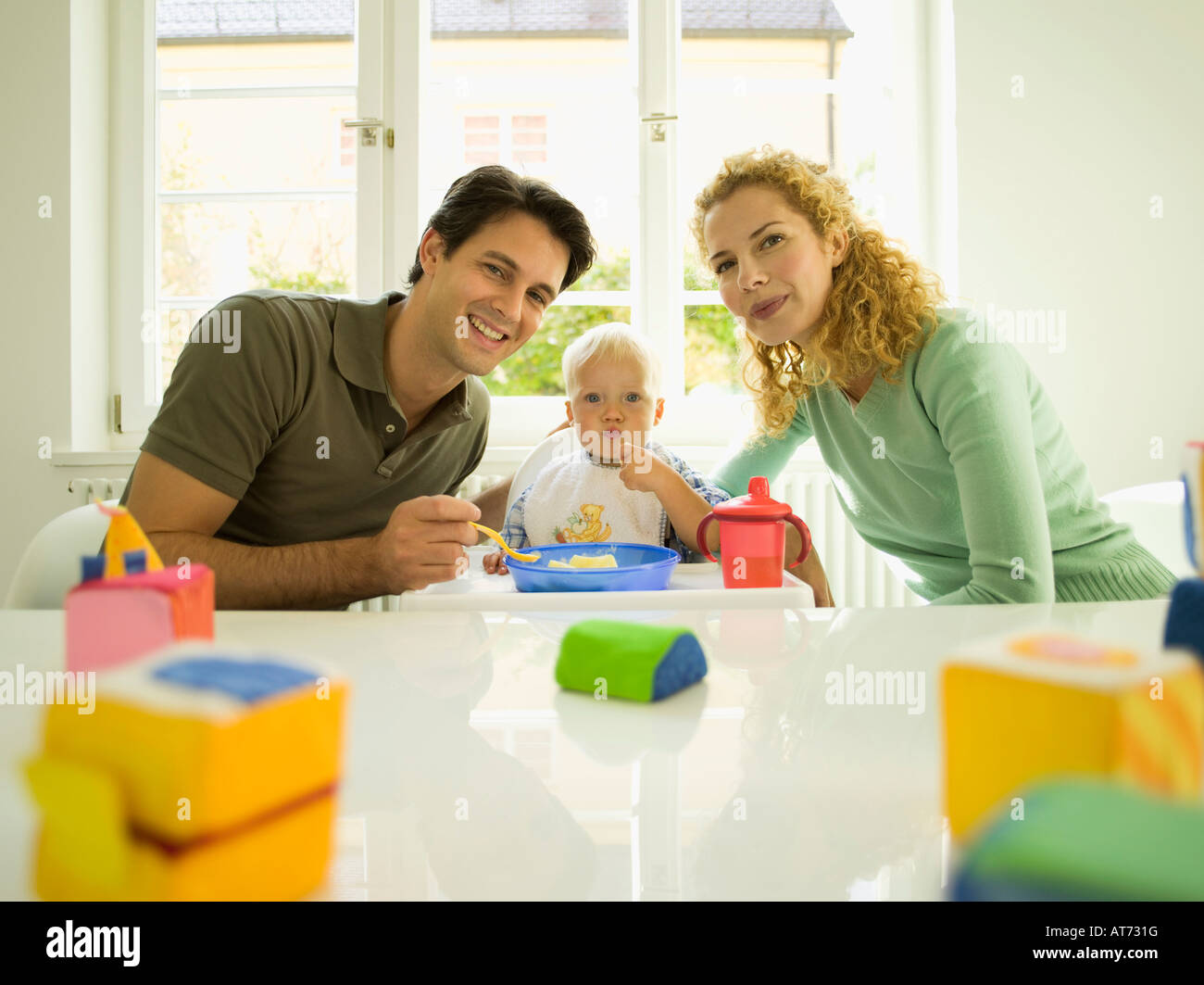 Junge Familie mit Baby (12-24 Monate) Stockfoto