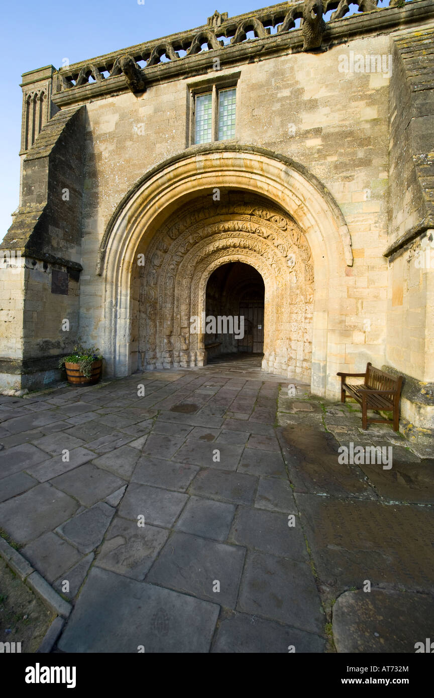 Die reich verzierten Eingang Malmesbury Abbey in Wiltshire, England Stockfoto