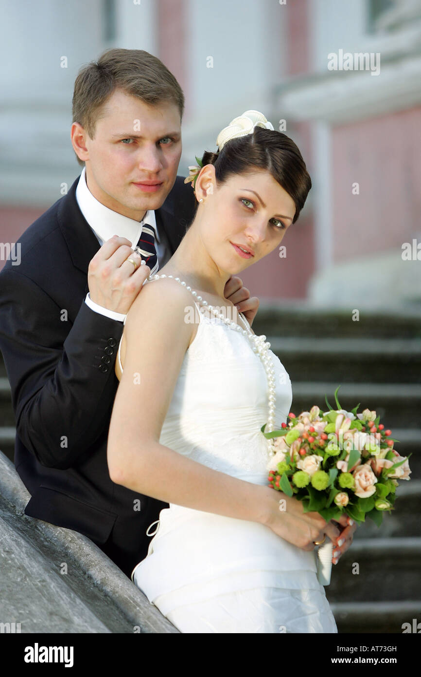 Brautpaar Stand auf Stufen mit Bräutigam setzen Halskette um neue Wifes Hals Stockfoto