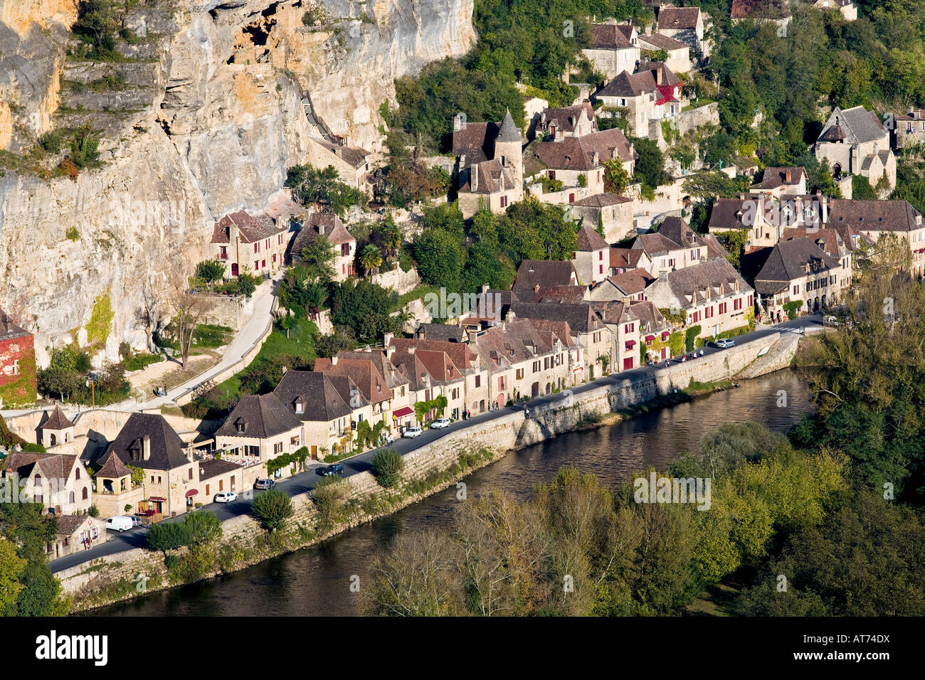 Der Fluss Dordogne und La Roque-Gageac, Perigord, Frankreich. Stockfoto