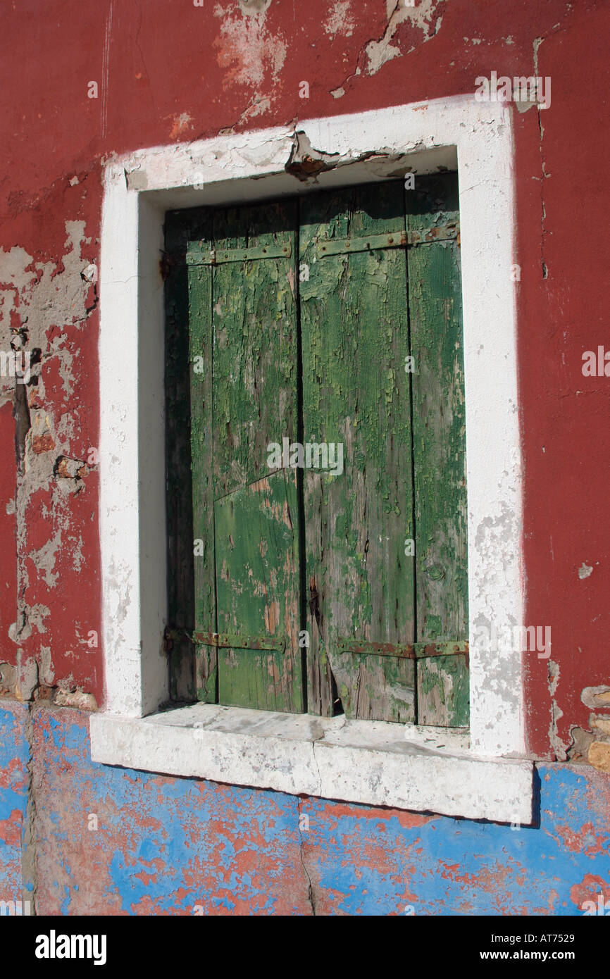 Alten grünen Fensterläden Stockfoto