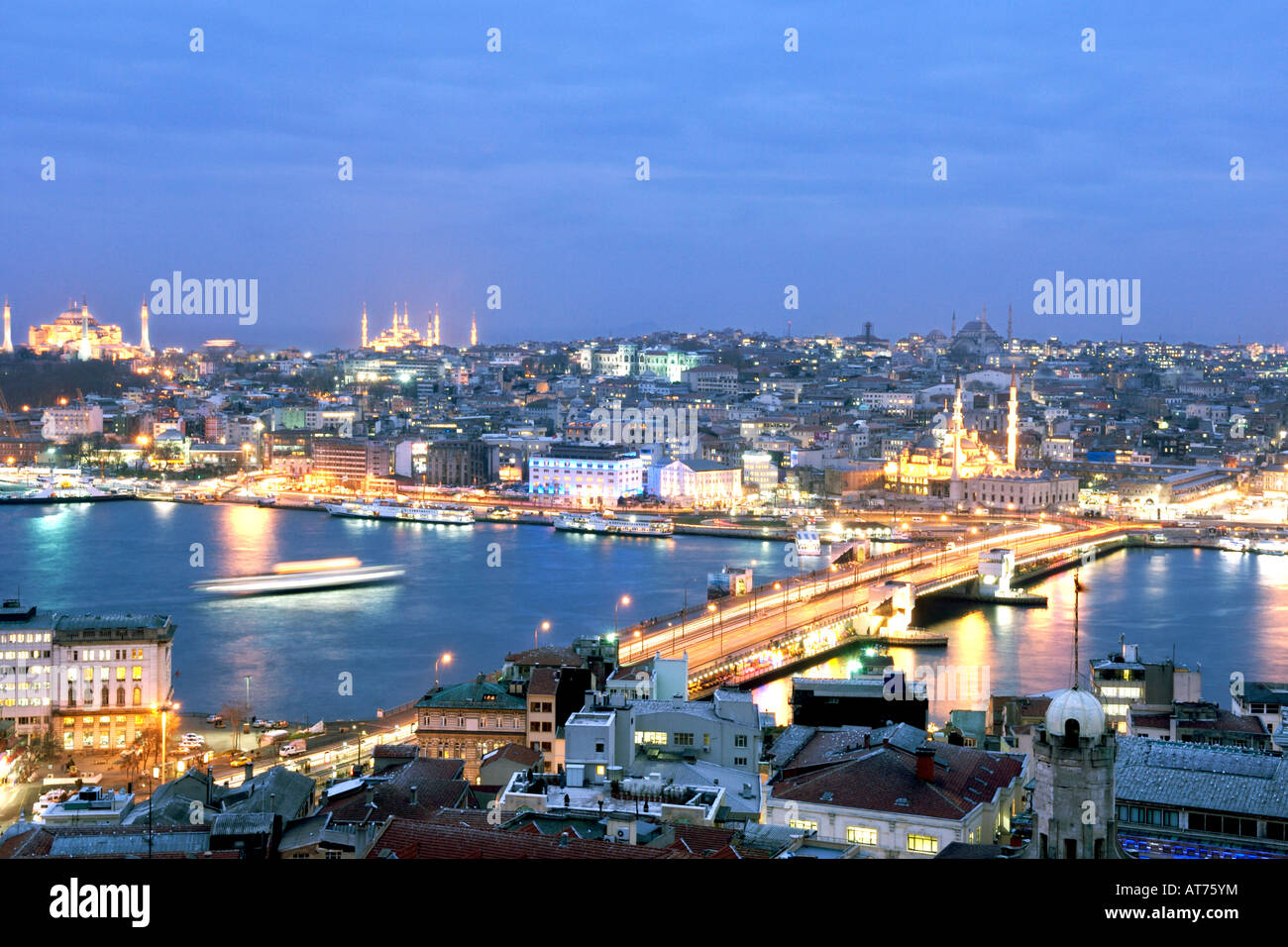 Die Skyline von Istanbul in der Abenddämmerung von der Galata-Turm aus gesehen. Stockfoto