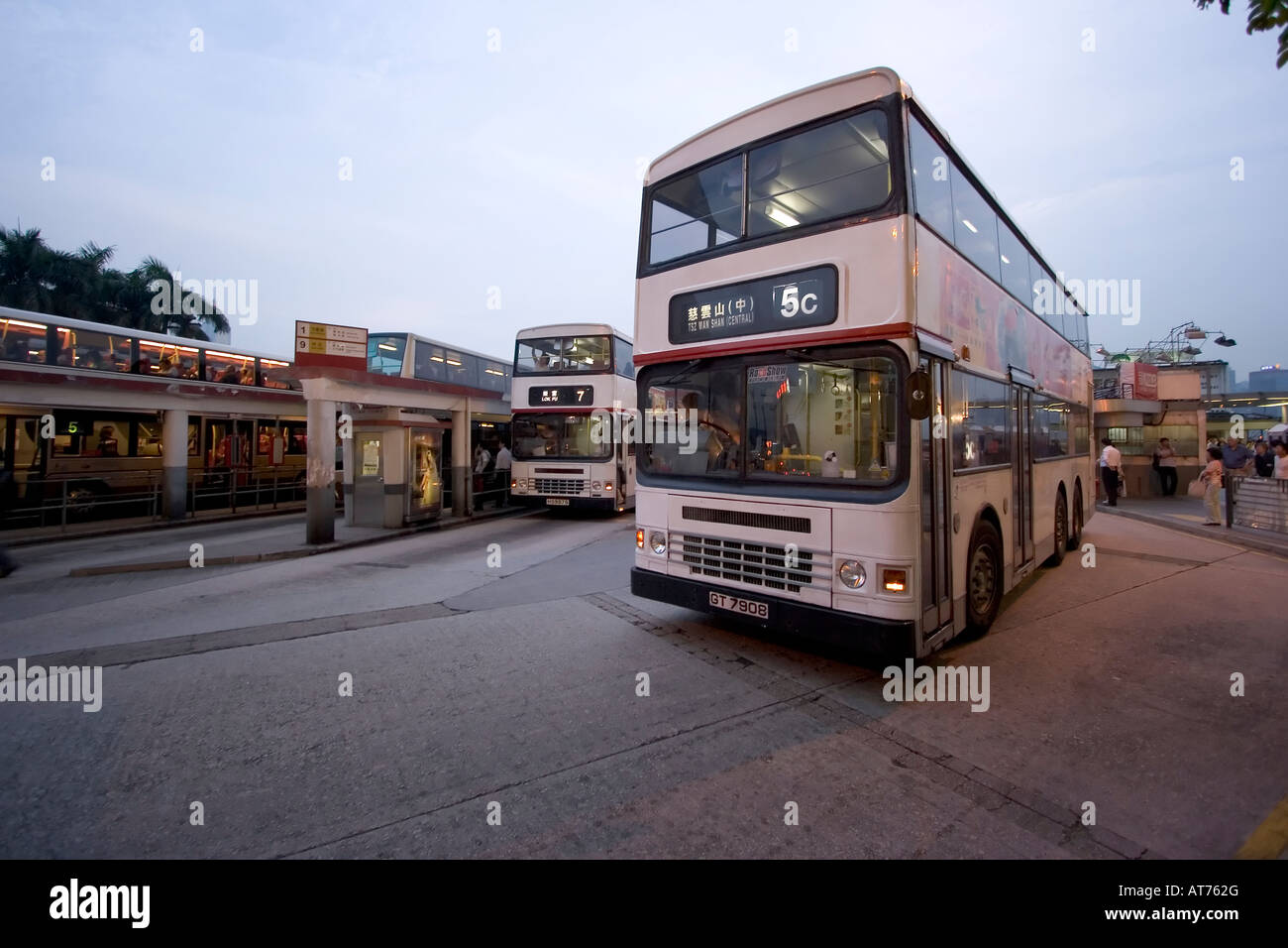 Ein Doppeldecker-Bus in Hongkong. Stockfoto