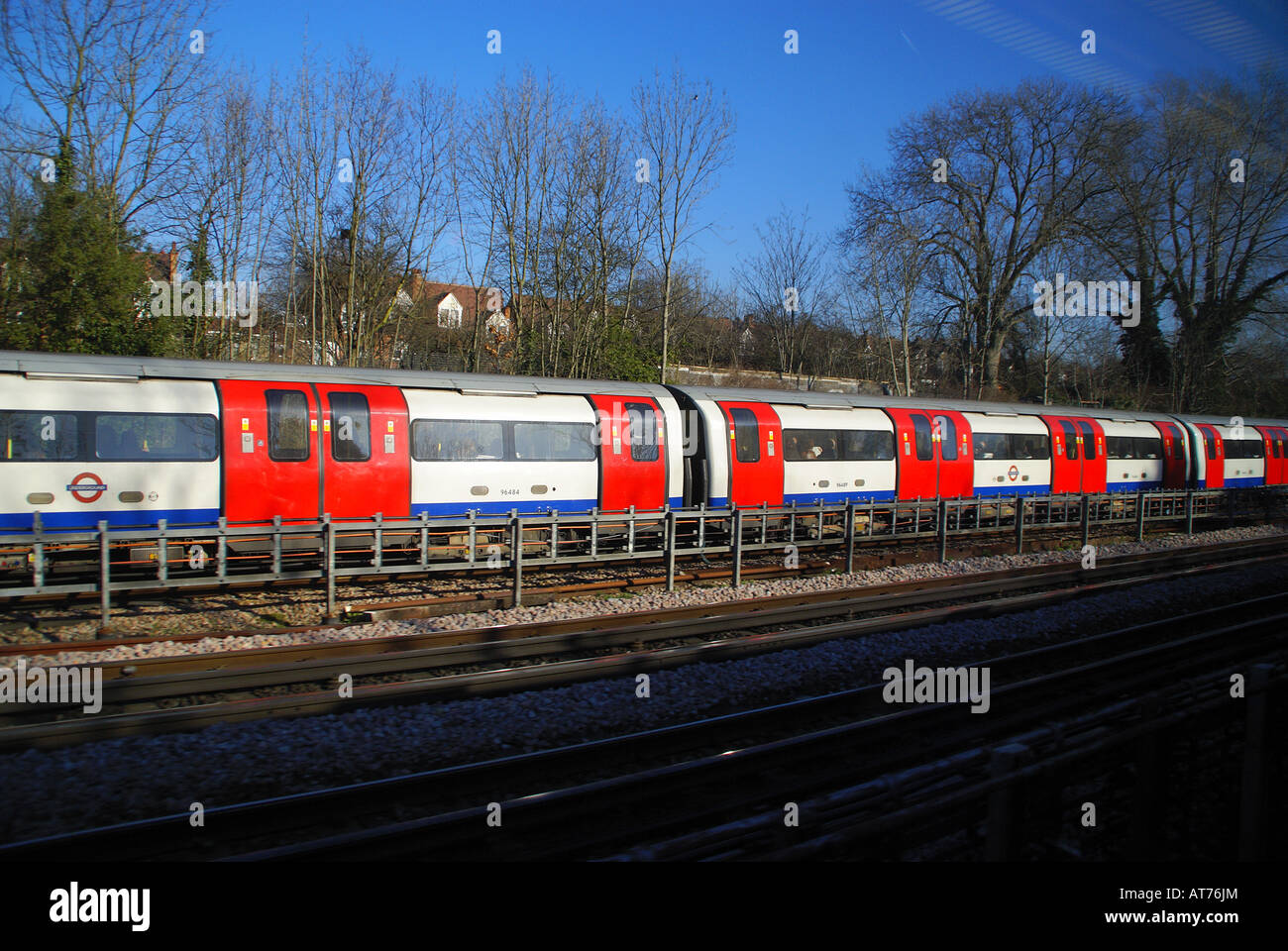 Ein Metropolitan Line U-Bahn Zug Reisen durch die North Western Vororte von London an einem hellen Wintertag Stockfoto