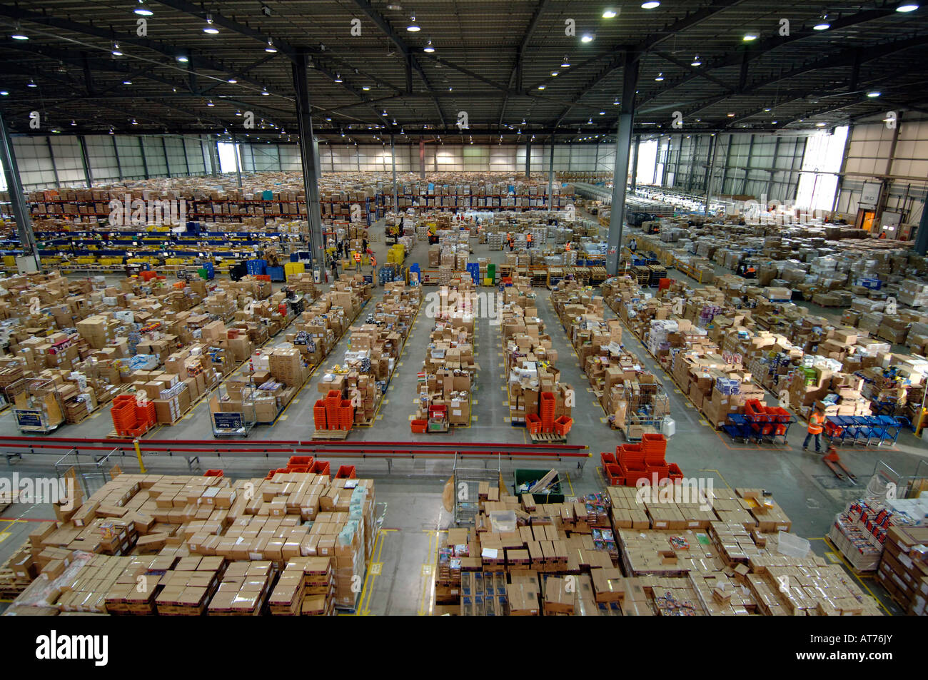 Amazon.Co.UK Distributionszentrum bei Marston Gate Milton Keynes England nimmt 540.000 qm Nutzfläche Stockfoto