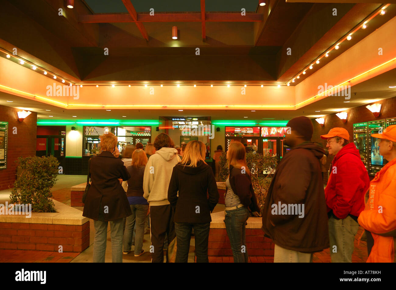 Eine Menge von Menschen warten in der Schlange für ein Ticket für einen Film an einem Freitag Abend nach der Arbeit. Stockfoto