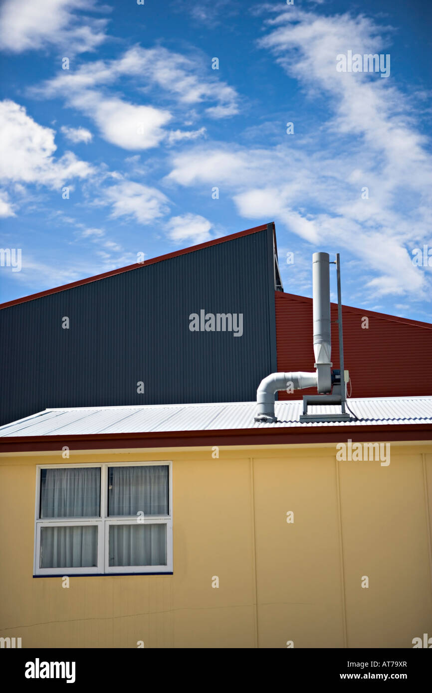 Stadtlandschaft, Palmerston North, Neuseeland. Lüftung-Schornstein in Wellblech-Dach. Stockfoto