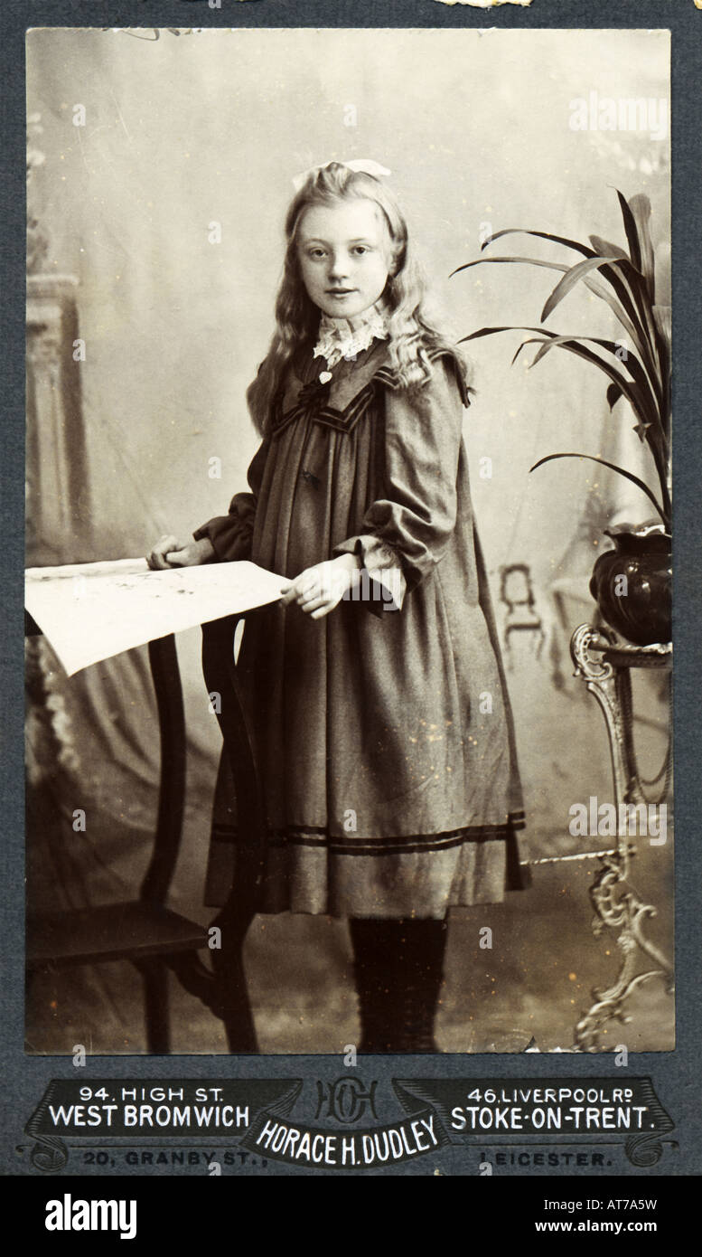 Alten viktorianischen Kabinett Karte Vintage Foto eines jungen Mädchens Stockfoto
