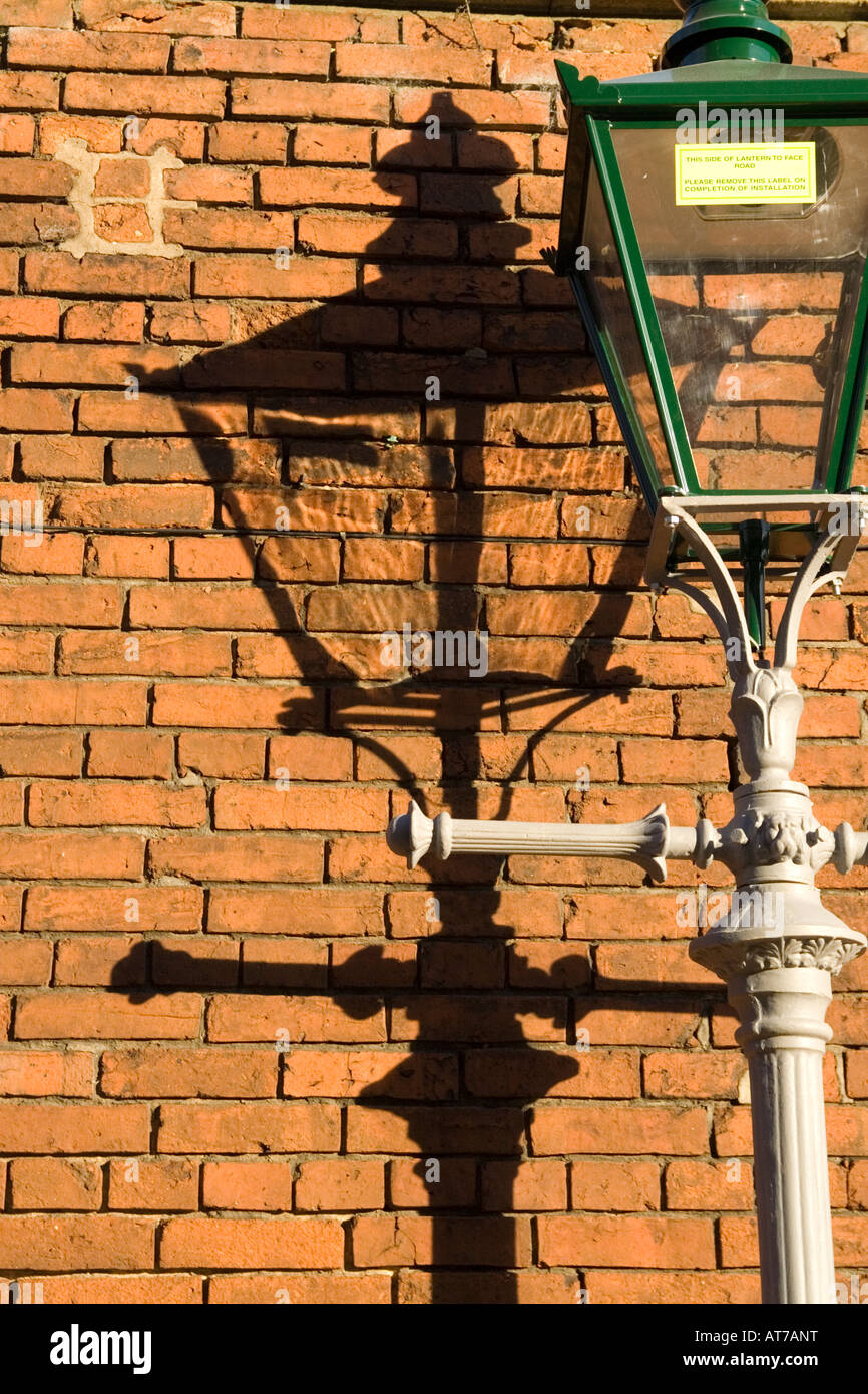 Straßenlaterne. Schatten Sie auf der Wand. Stockfoto