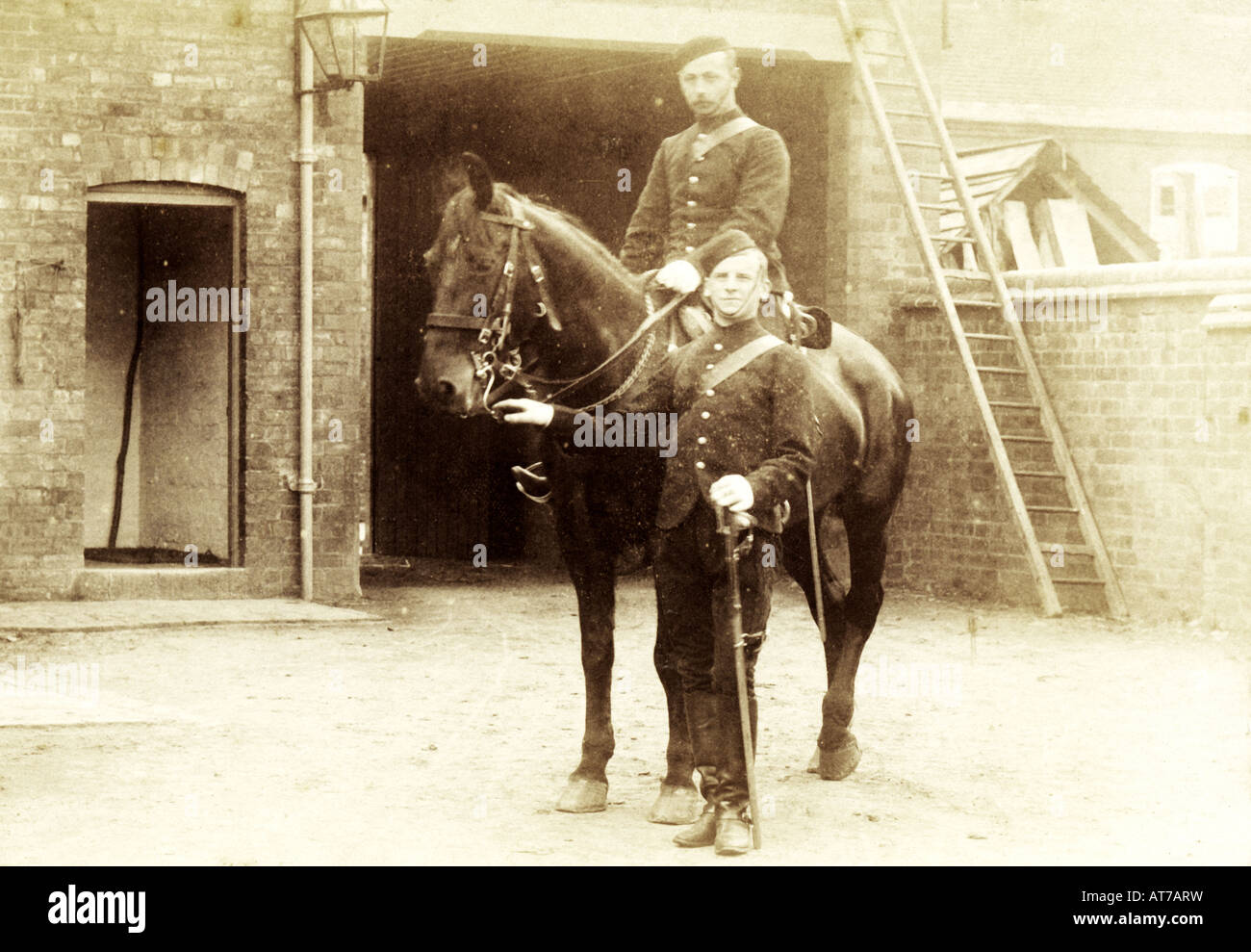 Viktorianische 1890er Jahre alte Foto zwei Männer und Pferd Stockfoto