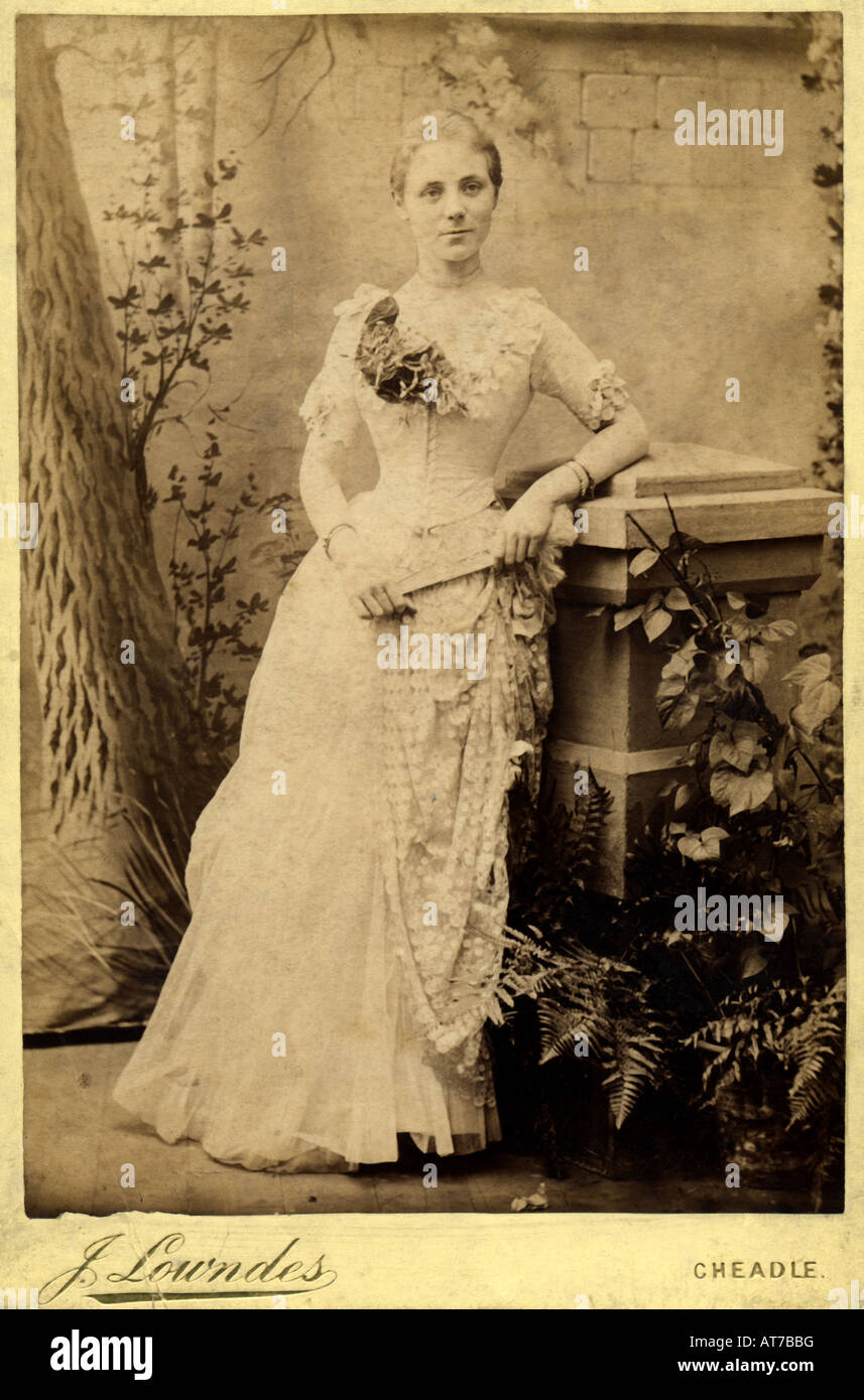 Alte Vintage Victorian Kabinett Karte Foto einer jungen Frau der 1890er Jahre Stockfoto