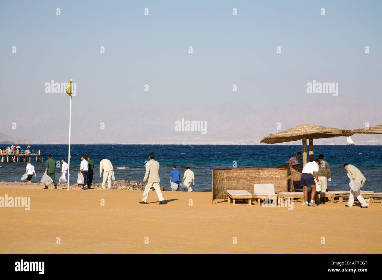 Taba Heights Sinai Ägypten Nordafrika Februar eine Gruppe von Hotelangestellten Wurf Kommissionierung am Strand Stockfoto