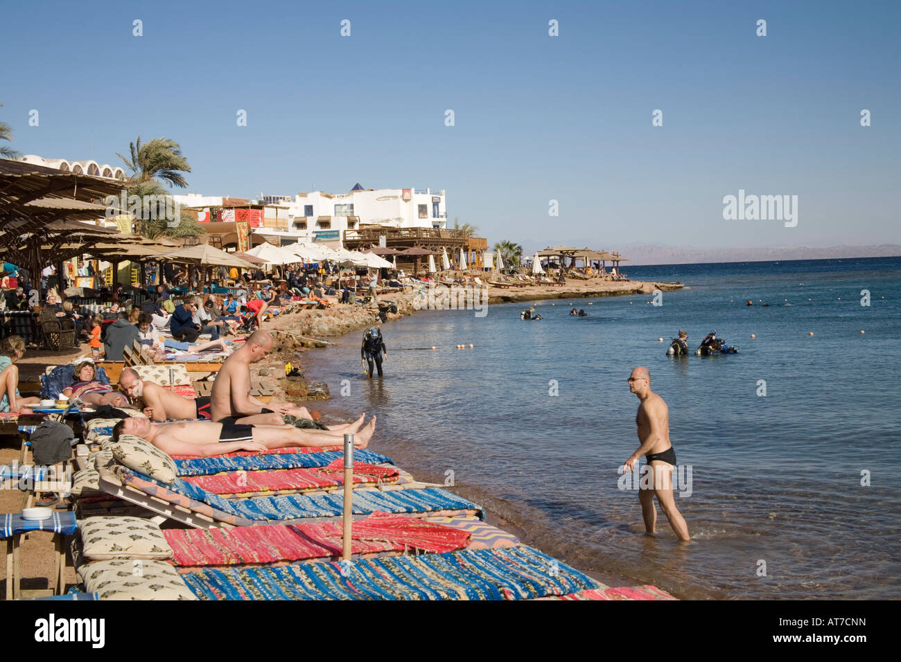 Dahab Sinai Ägypten Nordafrika Februar Urlauber machen das Beste aus das wunderbare Wetter Stockfoto