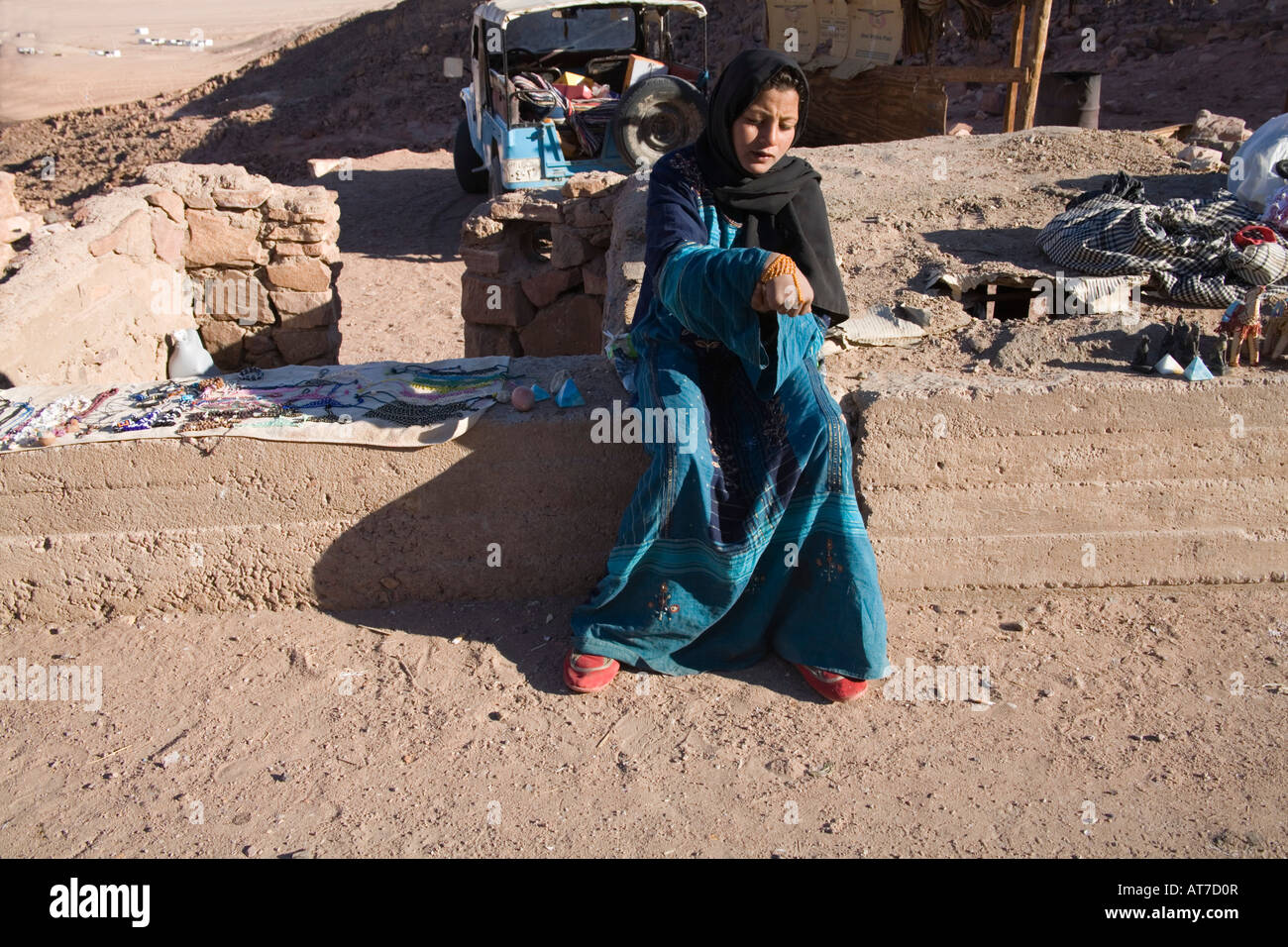 Sinai Wüste Ägypten Nordafrika Februar A junge Beduinenmädchen Modellierung eine Armband in der Hoffnung auf einen Verkauf an einen vorbeifahrenden Touristen Stockfoto