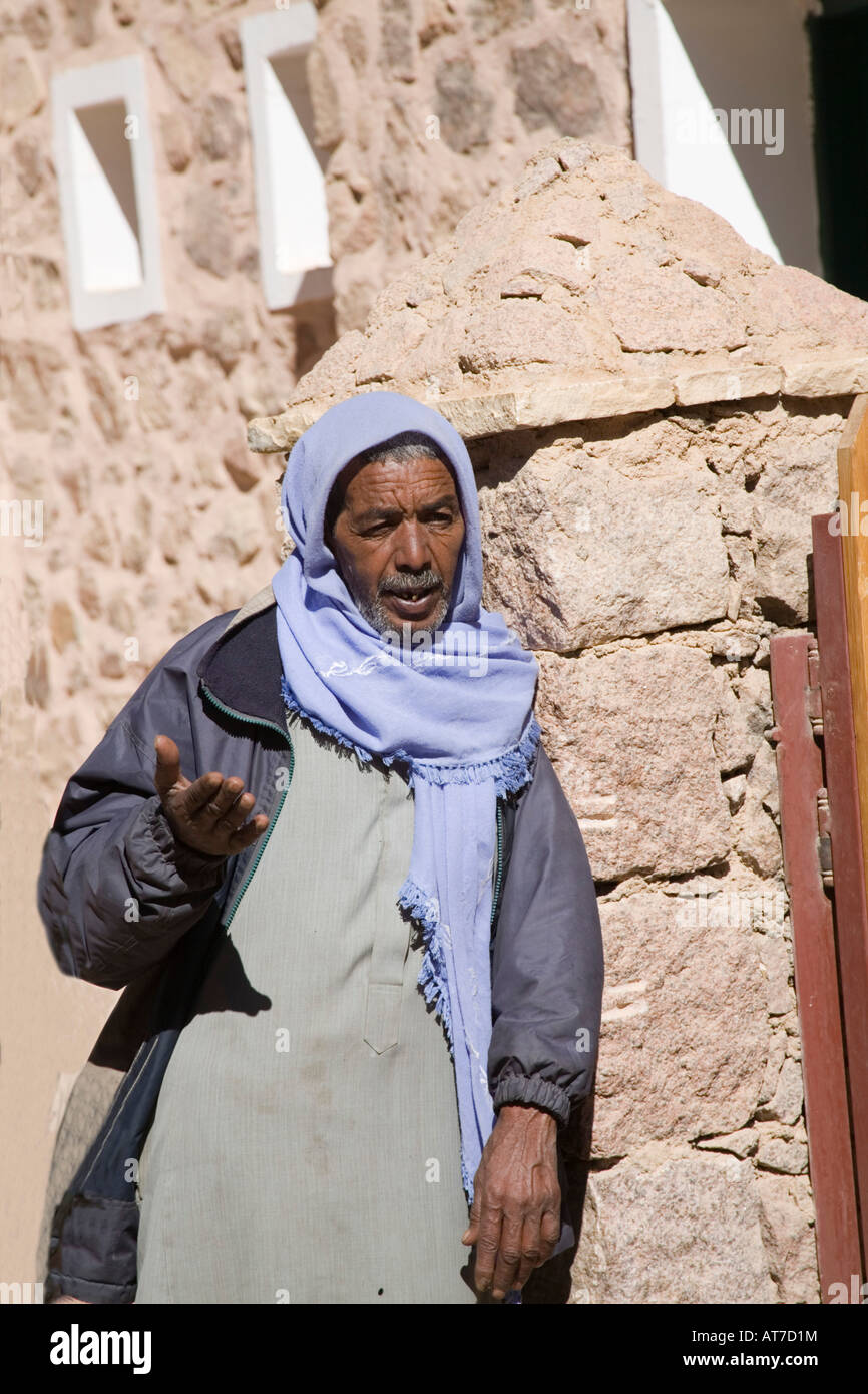 Sinai Wüste Ägypten Nordafrika Februar A älterer Mann Beduinen an eine Wand gelehnt Stockfoto