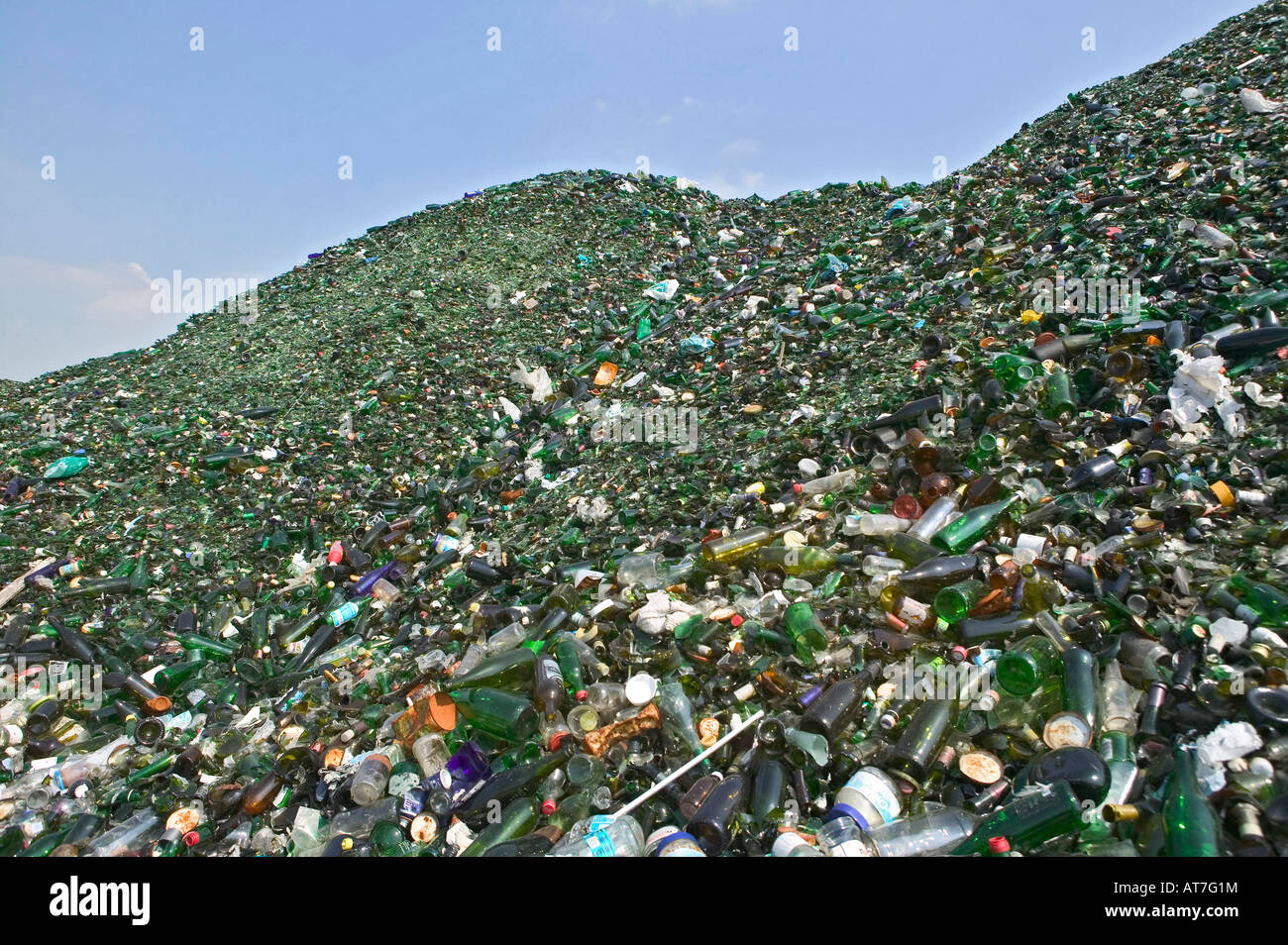 Berg von Altglas Stockfoto