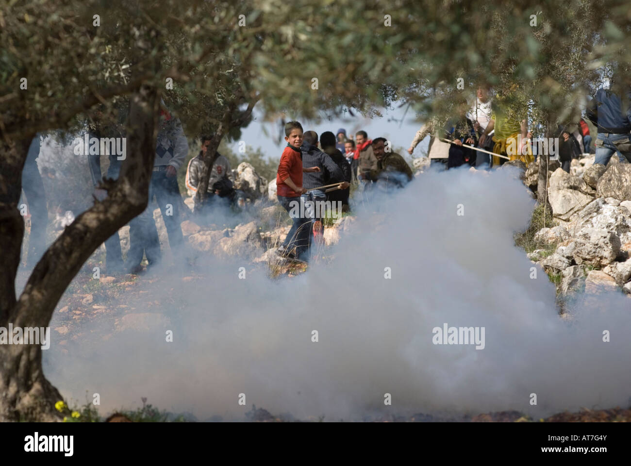 Palästinensische Kinder laufen, nachdem israelische Truppen auf Steine werfende mit Tränengas während eines heftigen Protest in West Bank Dorf Bil'in Israel reagierte darauf Stockfoto
