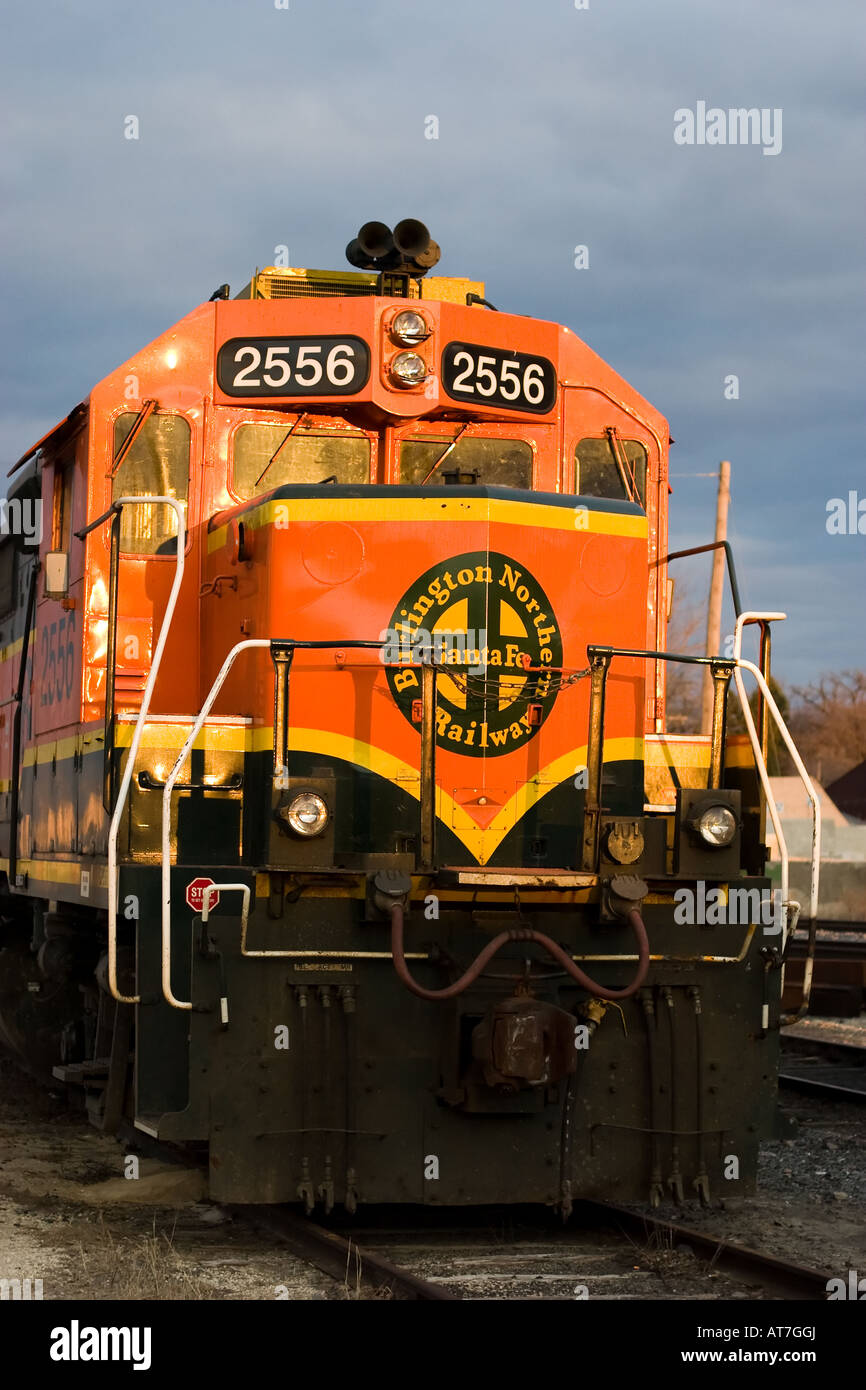 Eine bunte Lokomotive am Abend. Stockfoto