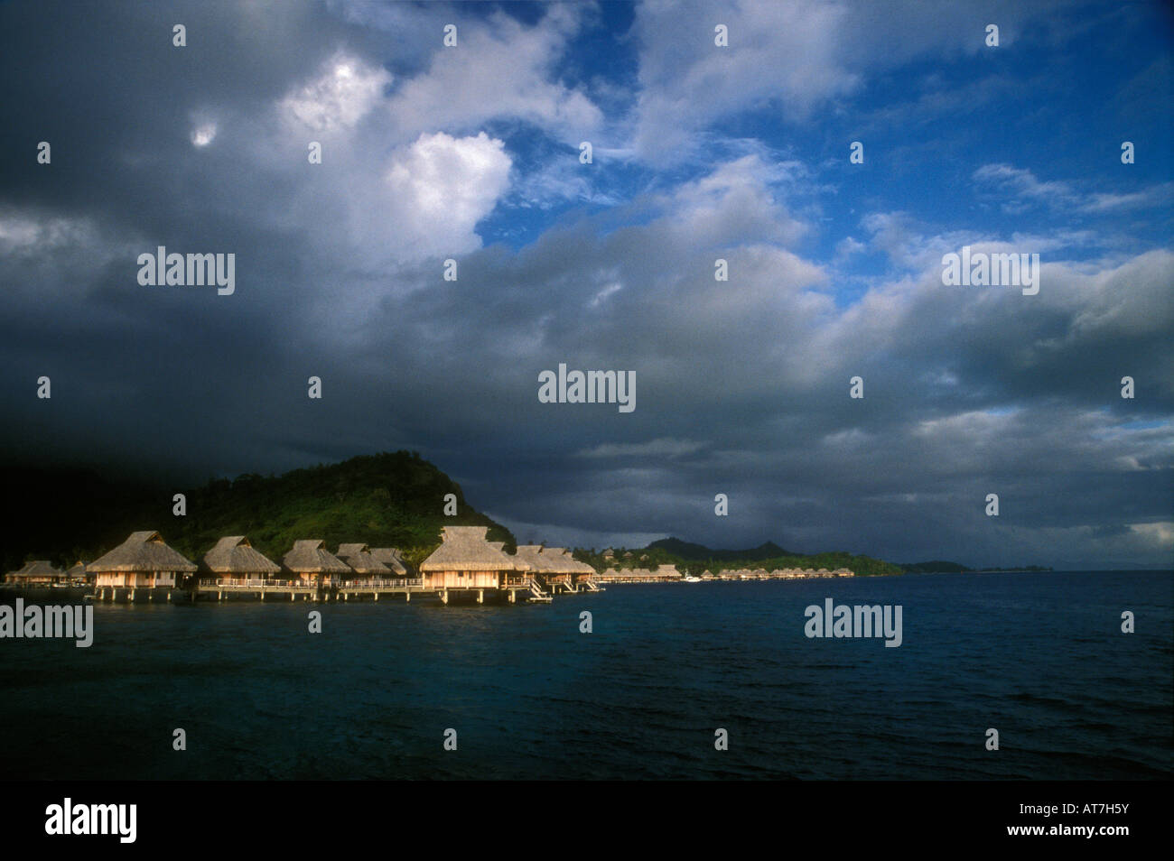 Strohdach-Bungalows und Brauerei Sturm, Bora Bora Stockfoto