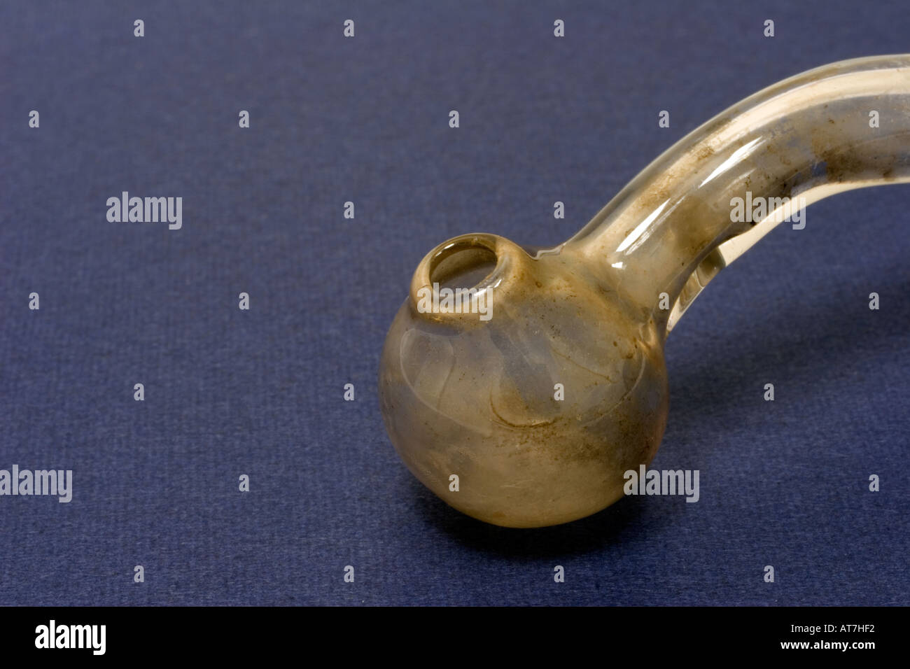 Glaspfeife, die verwendet wurde, um Meth-Amphetamin zu rauchen. Stockfoto
