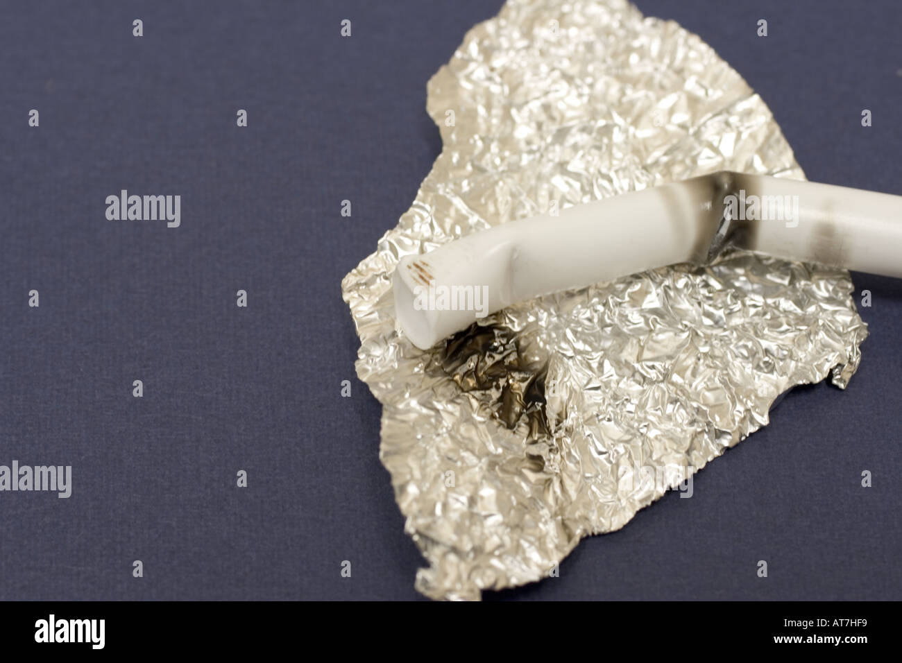 Alufolie und Stift verwendet, um Meth-Amphetamin zu rauchen. Stockfoto