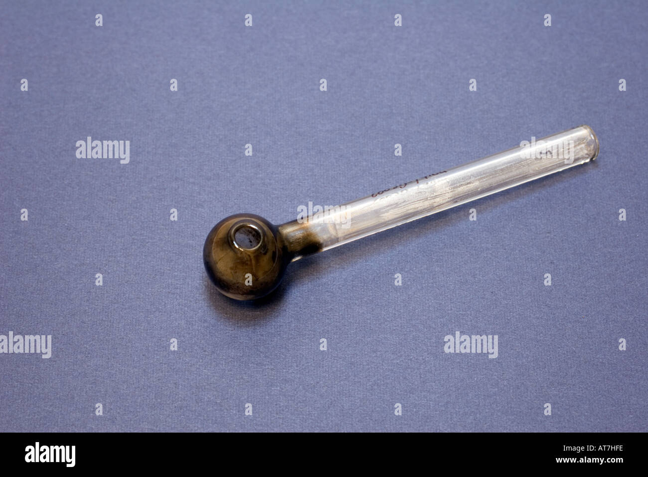 Glaspfeife, die verwendet wurde, um Meth-Amphetamin zu rauchen. Stockfoto