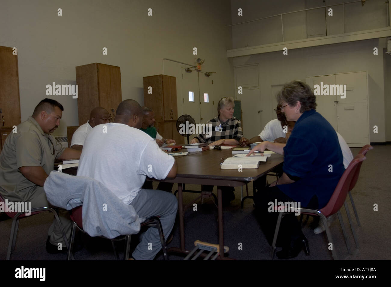 Freiwillige führen eine christliche Studiengruppe im Gefängnis. Nebraska State Penitentiary, Lincoln, USA. Stockfoto