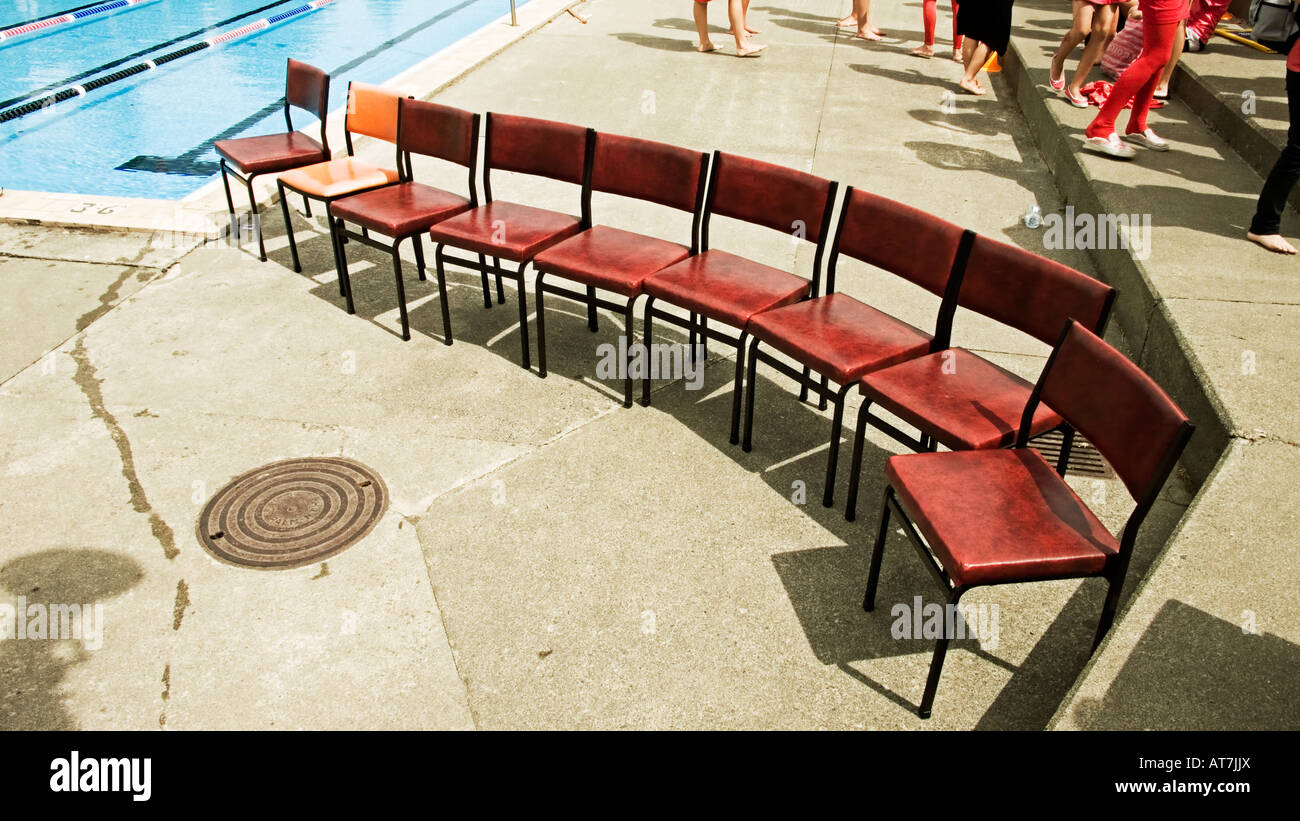 Schule Schwimmen Gala Stühle verwendet, um Zugriff auf den Start für Studenten, die gerade zu blockieren Stockfoto