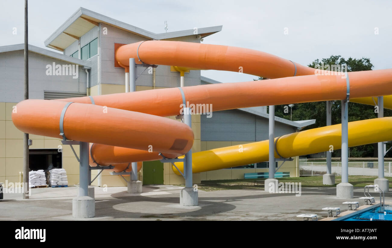 Das Lido-Schwimmbad Palmerston North New Zealand Rückansicht des Gebäudes zeigt die Wasserrutschen Stockfoto