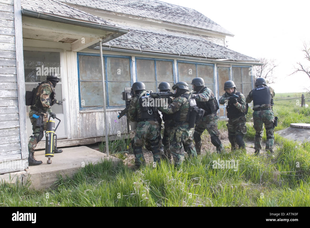 SWAT-Training. Bildung nähert sich einem Gebäude einziehen. Stockfoto