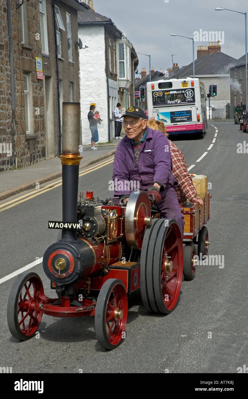 ein Mann auf einer Skala Modell Dampftraktor durch die Straßen von Camborne, Cornwall fahren "Richard Trevithick' Tag Stockfoto