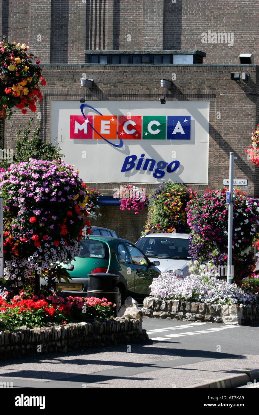Mecca Bingo-Parkplatz und Blumenampeln Stockfoto