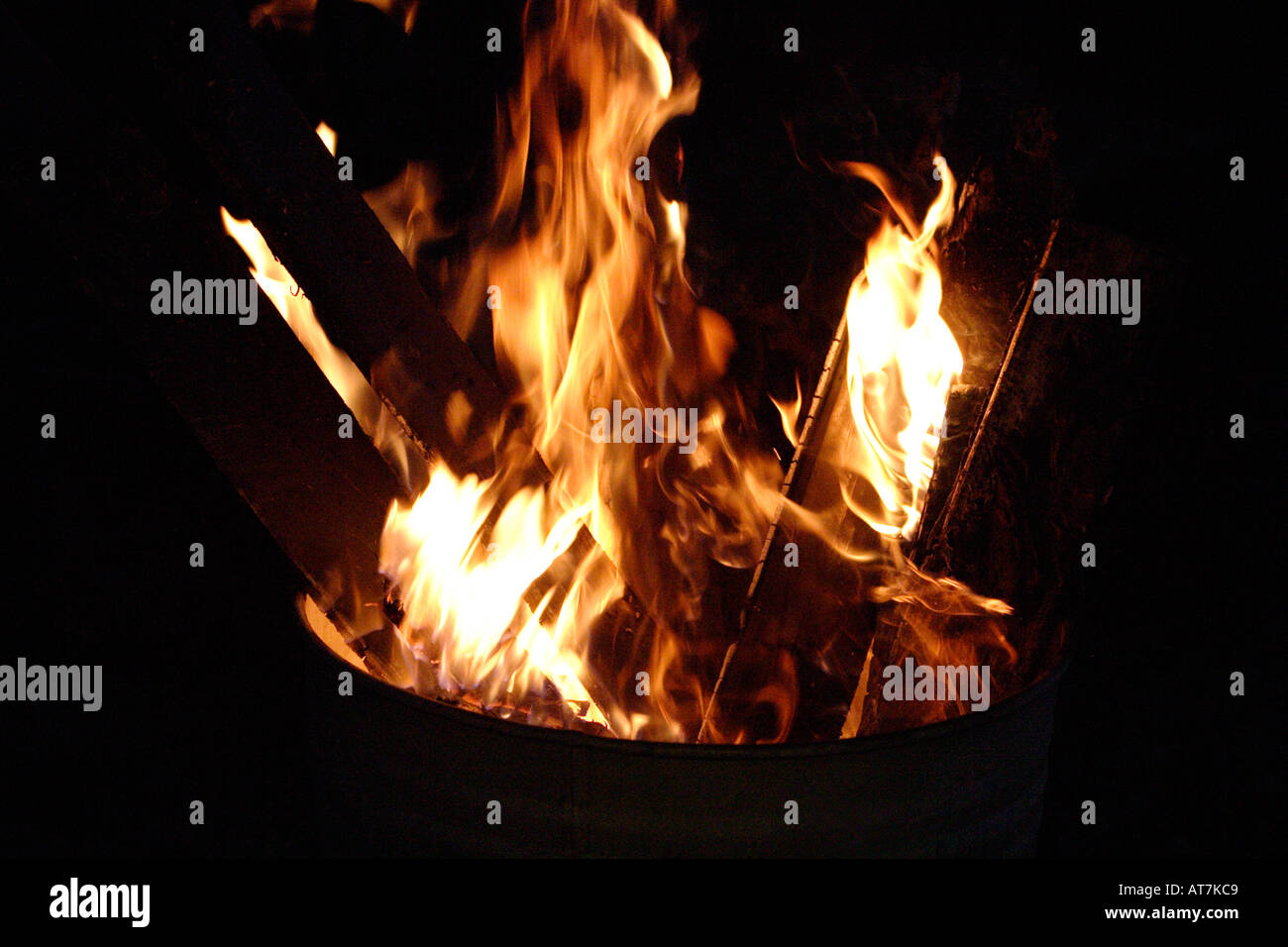 Brennt Müll in einem Garten Verbrennungsanlage Stockfoto