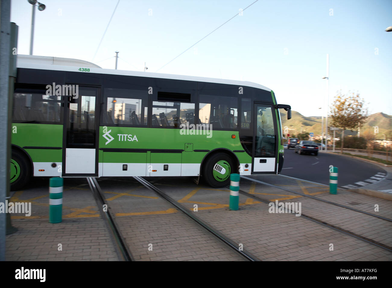 TITSA spanischen Kanarischen Bus herumreisen Kreisverkehr über Tranvia Straßenbahnlinien in la Cuesta Kanaren Spanien Stockfoto