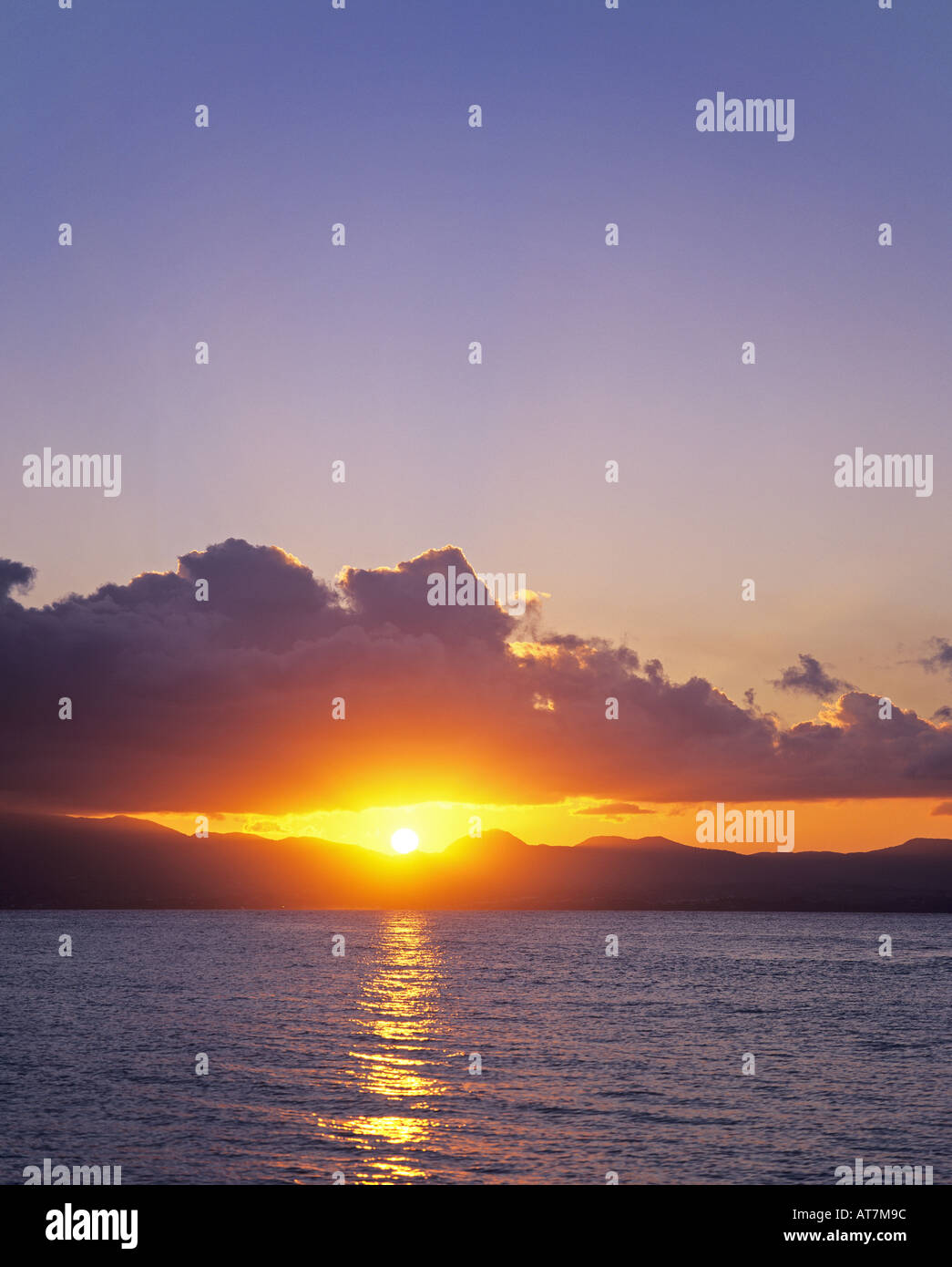 Karibische Meer mit Sonnenuntergang über Petite-Terre, Guadeloupe, Französisch-Westindien Stockfoto