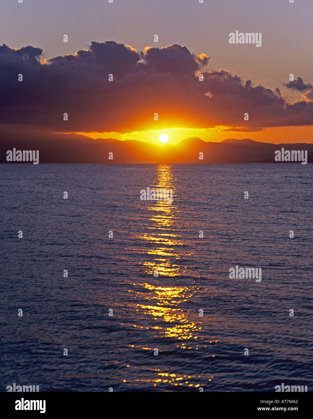 Karibische Meer mit Sonnenuntergang über Petite-Terre, Guadeloupe, Französisch-Westindien Stockfoto
