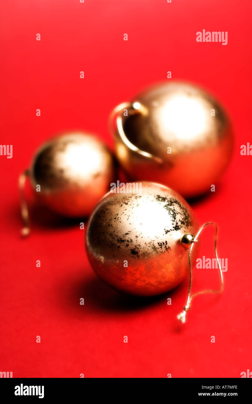 Weihnachten Deko Baubals gold auf rot Stockfoto