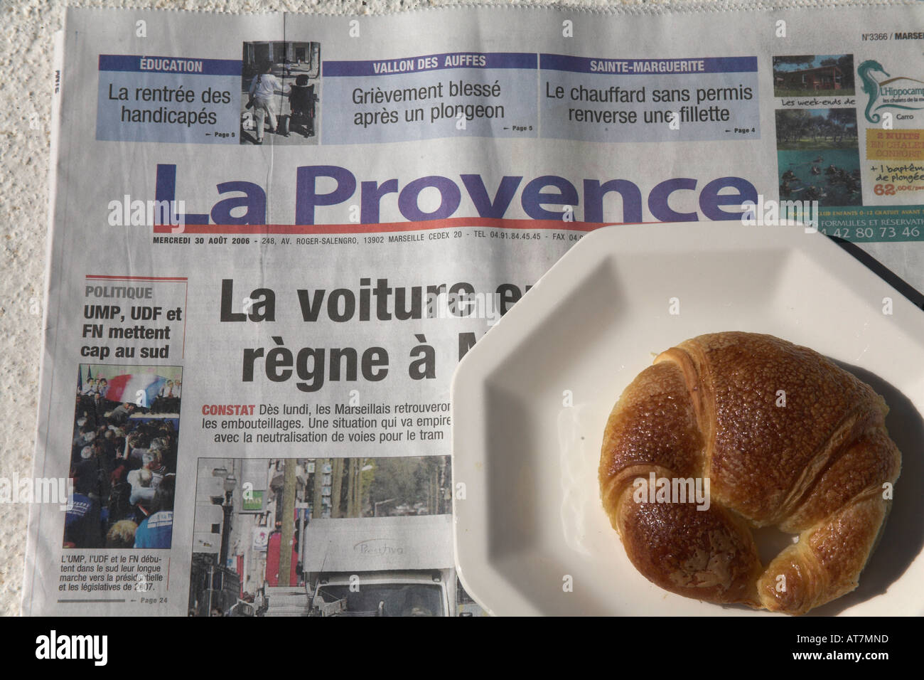 Stock Foto von Croissant und eine französische Zeitung Stockfoto