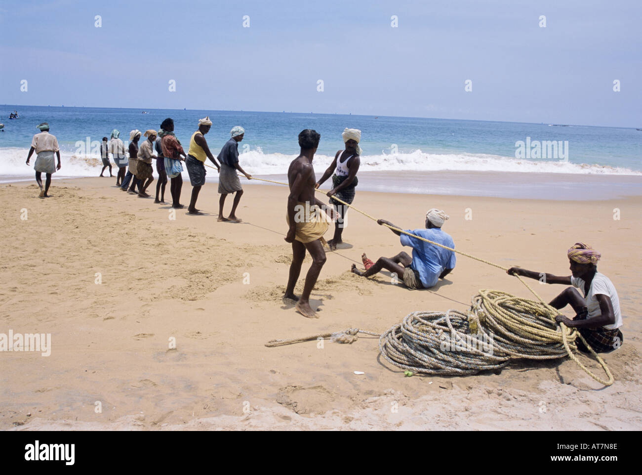 Die Fischer von Kulalchil Tamil Nadu, ziehen die Seile ihrer neuen Boote. Stockfoto