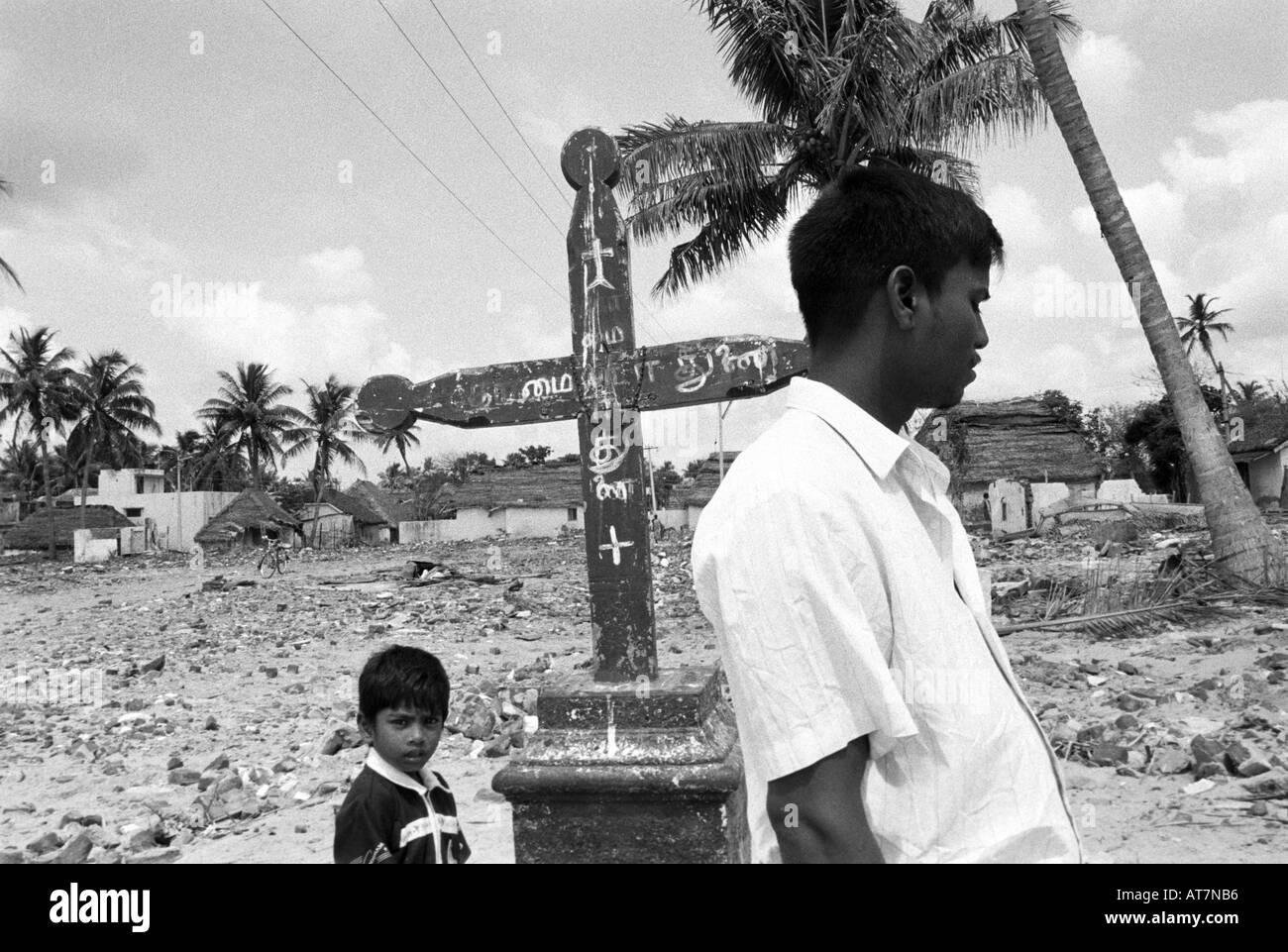 Mann und der junge am Strand von Nagapattinam, Tamil Nadu, Indien, überwiegend christlichen Bereich. Stockfoto