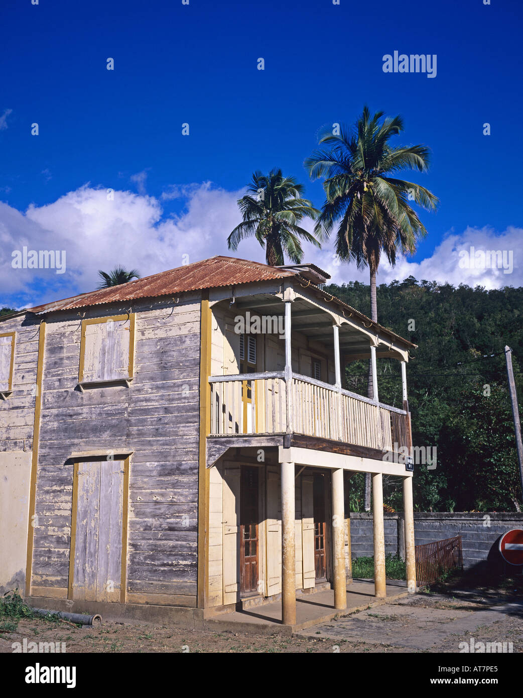Kreolische Holzhaus mit Balkon, Deshaies Dorf, Guadeloupe, Französisch-Westindien Stockfoto