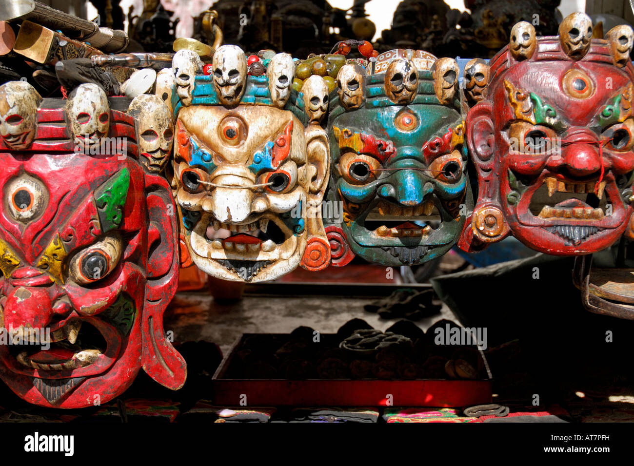 Masken der buddhistischen Beschützer Gottheiten an einem Marktstand auf dem Barkhor Pilger Circuit Lhasa-Tibet Stockfoto