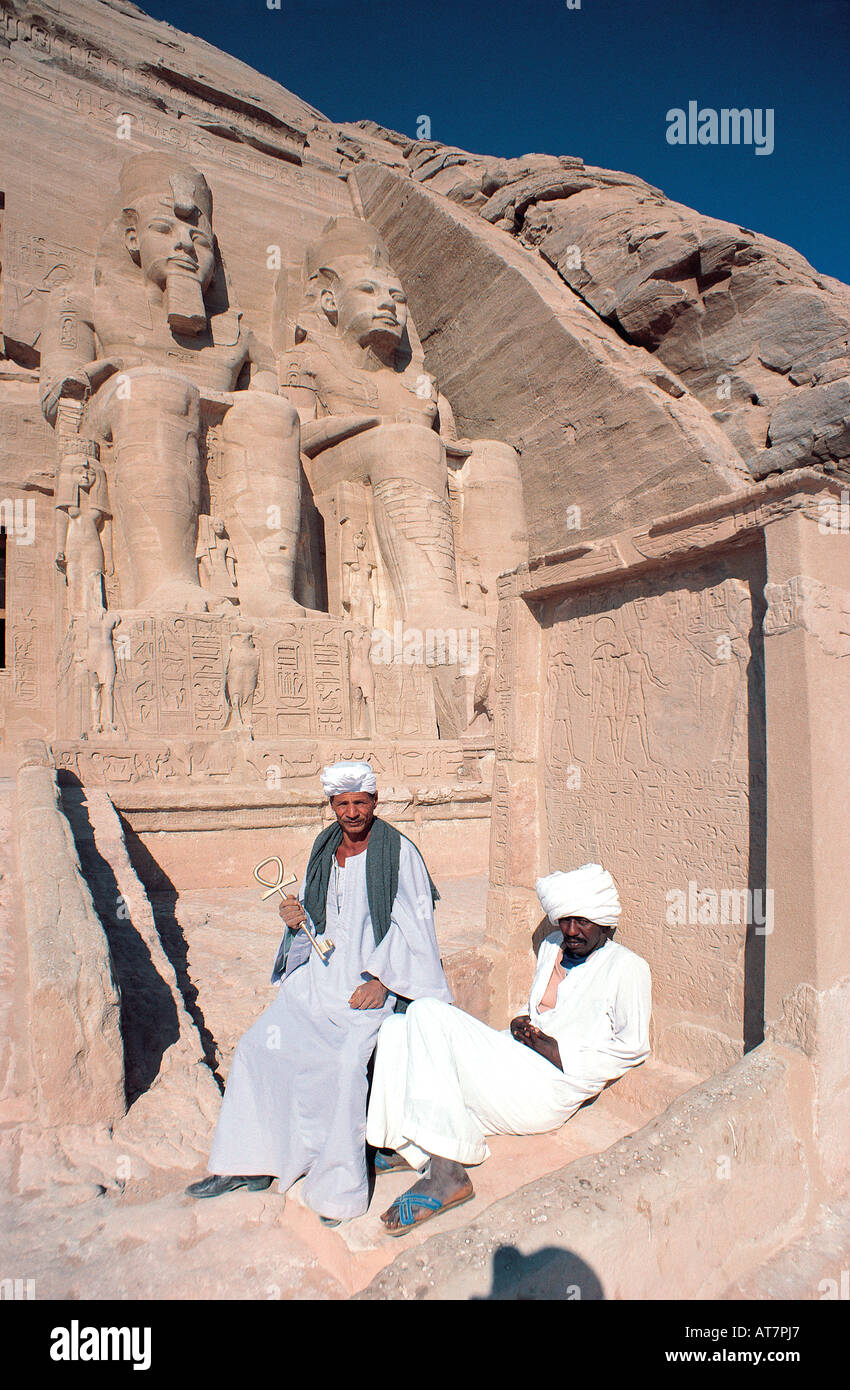 Zwei ägyptische Führer tragen traditionelle arabische Roben am Nassersee Abu Simbel-Ägypten Stockfoto