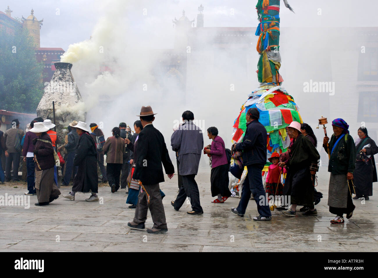 Tibetisch-buddhistischen Pilger umrunden Der barkhor Gebet Schaltung, Lhasa, Tibet Stockfoto