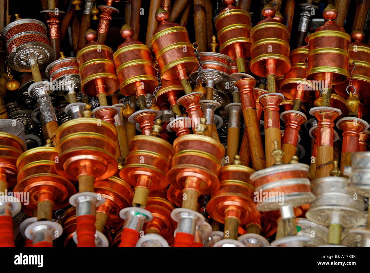 Gebetsmühlen zum Verkauf auf dem Abwürgen Barkhor Square Lhasa Tibet Stockfoto
