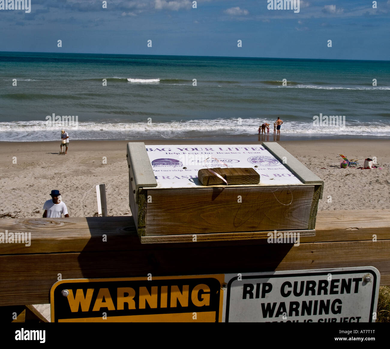 TASCHE IHREN WURF UND ENTFÜHREN DEN STRAND MELBOURNE BEACH IN FLORIDA IM FEBRUAR Stockfoto