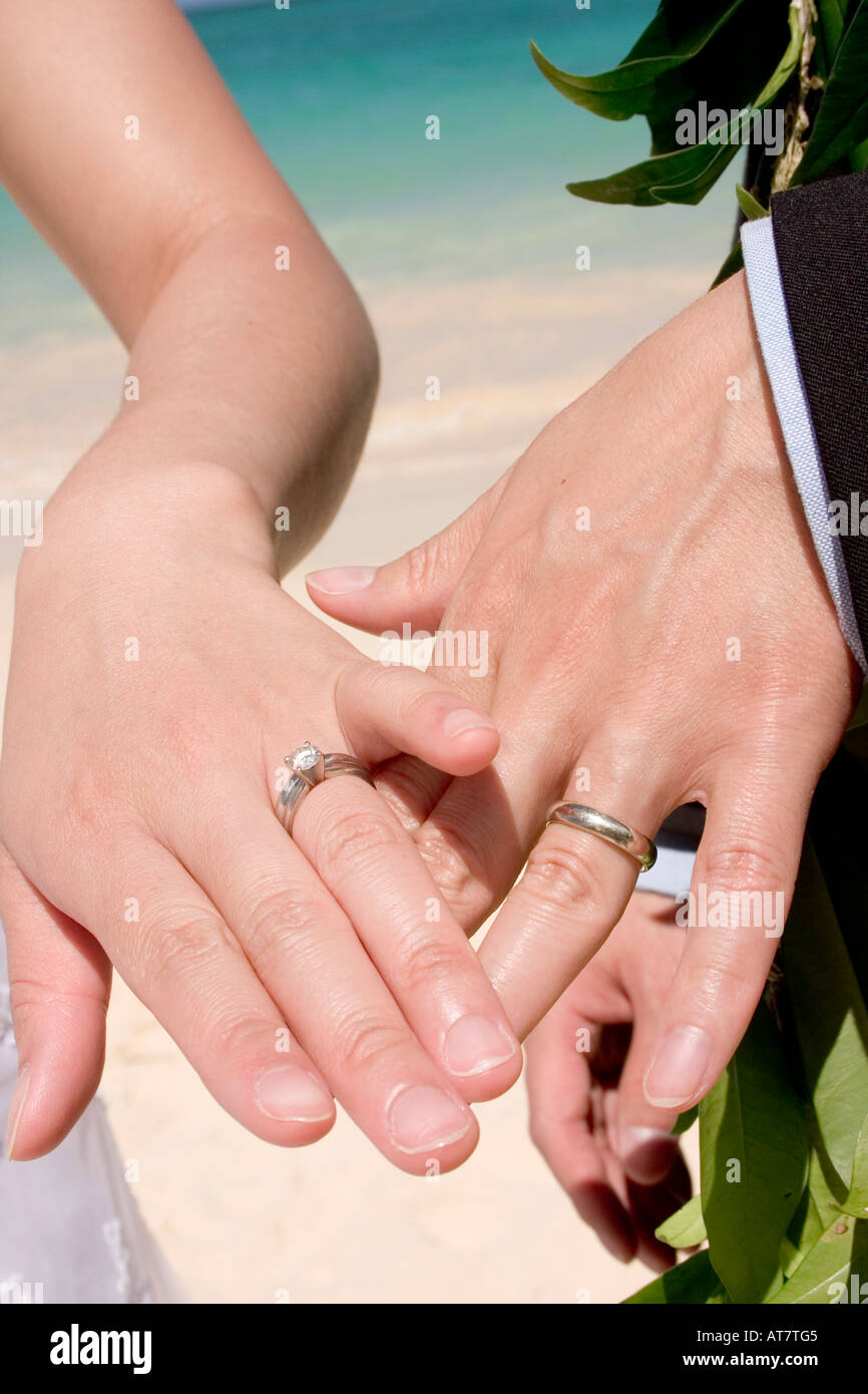 Braut und Bräutigam Trauringe mit tropischen Ozean Hintergrund zeigen Stockfoto