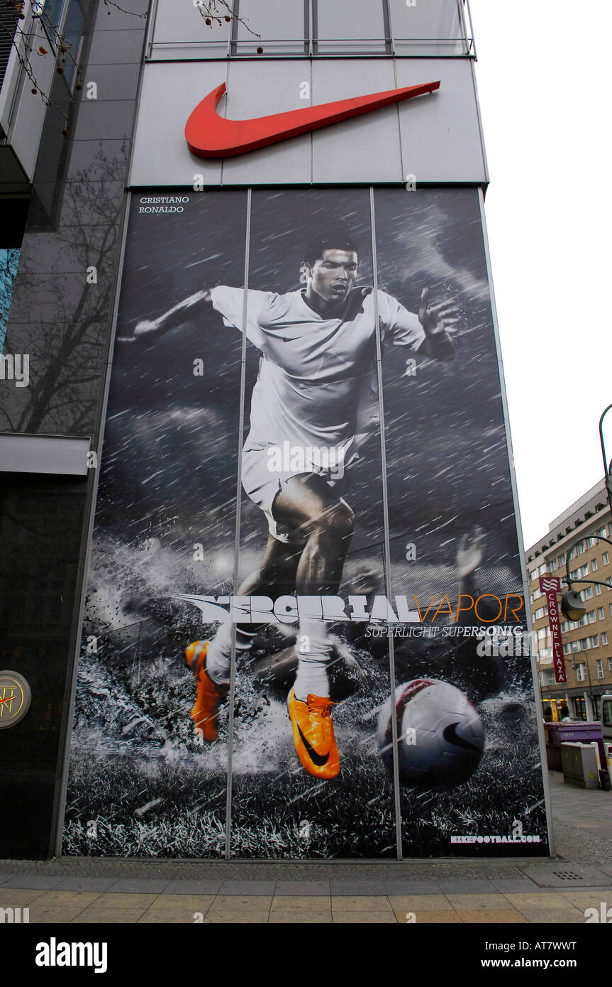 Niketown Ku-Damm Berlin Sportswear Nike Store einkaufen Konsum Ronaldo  Cristiano Bilder Fußball Fußball Deutschland Fußgänger Stockfotografie -  Alamy