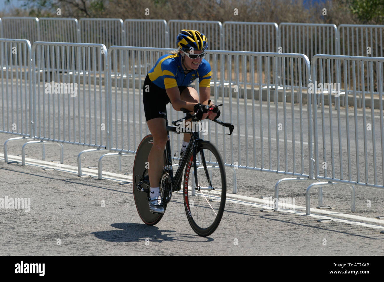 Schwedischer Radrennfahrer Susanne Ljungskog auf der Zeit-Schnupperkurs entlang der Küstenstraße von Athen Olympische Spiele Athen 2004 Stockfoto